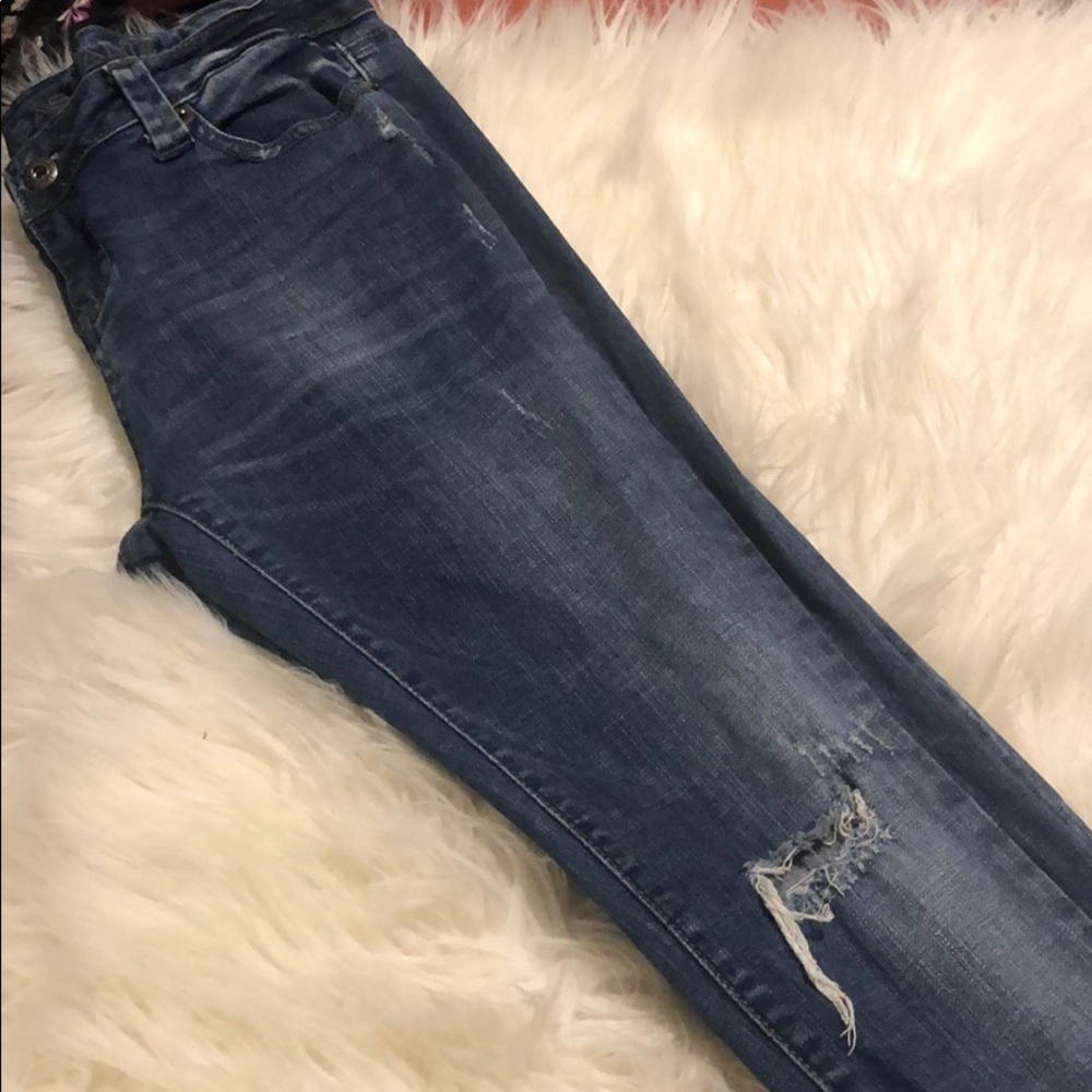 Distressed knee blue  skinny jeans